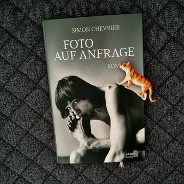 Rezension: Foto auf Anfrage von Simon Chevrier